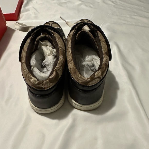 Coach - Picture 4 of 5